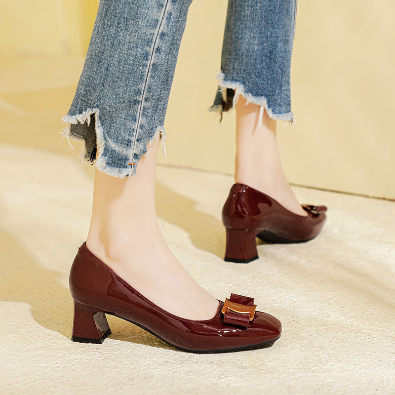 Damen elegante Pumps mit geschmackvollem Schmuckdetail EB
