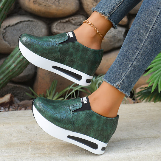 Damen Modische Slip-On Sneakers mit schickem Krokodesign und dämpfendem Fußbett EB