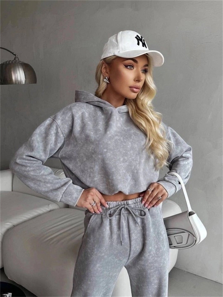 Damen kurz geschnittenes Kapuzenhoodie und hoch geschnittene Jogginghose Set Eichborn Berlin