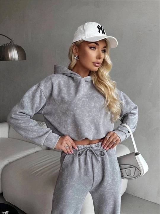 Damen kurz geschnittenes Kapuzenhoodie und hoch geschnittene Jogginghose Set Eichborn Berlin