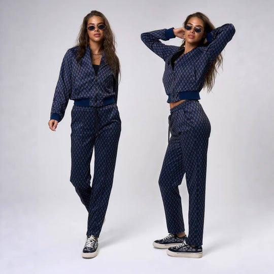Damen jacquard Lounge-Set mit kurzer Bomberjacke und hochgeschnittener Kordelzug-Hose Eichborn Berlin