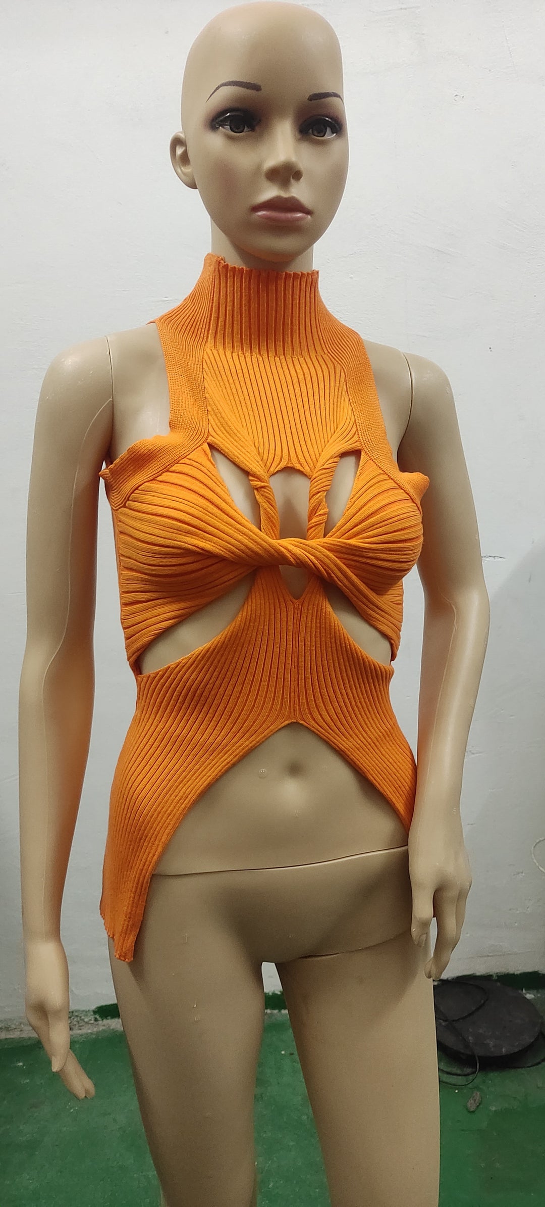 Damen figurbetontes Cut-Out Top mit hohem Kragen EB