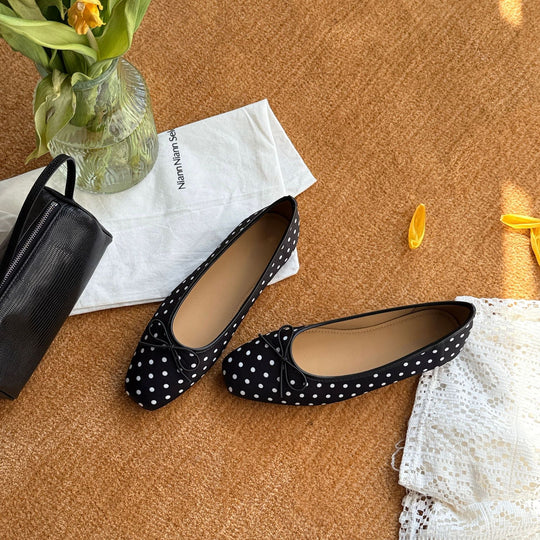Damen Ballerinas mit einzigartigem Punktmuster und elegantem Riemchen EB