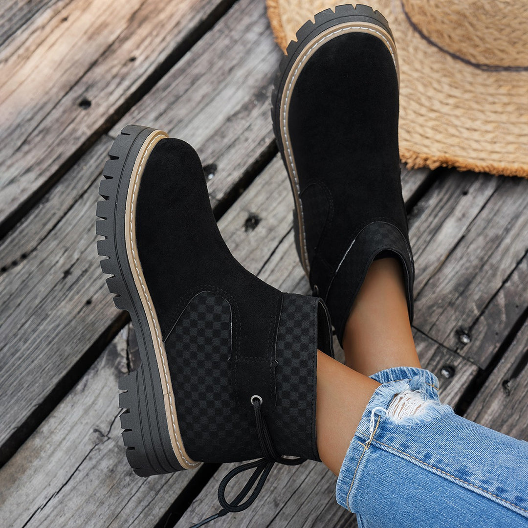 Damen  kurze Wildleder-Stiefelette mit robuster Profilsohle und gepolstertem Schaft EB