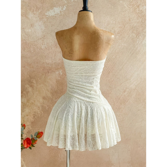 Damen Babydoll Kleid mit elegantem Spitzenbesatz und gerafftem Saum EB