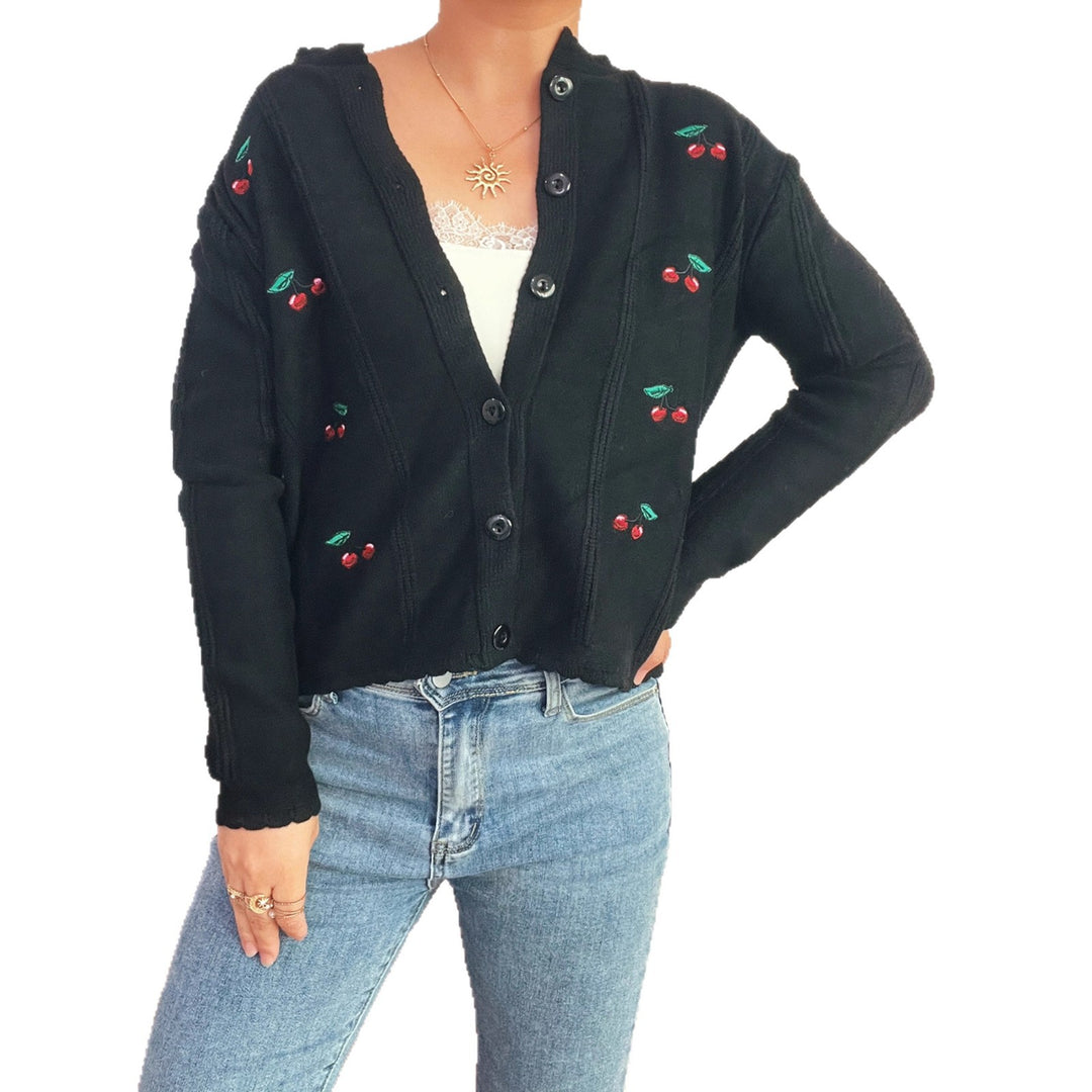 Damen Strickjacke mit verspieltem Kirschmuster und dekorativen Knopfdetails EB