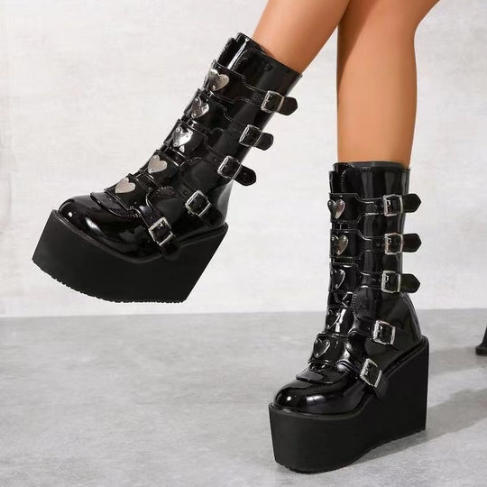 Damen nan hochschaftige Lack-Plateau-Stiefel mit mehrfach verstellbaren Schnallen und herzförmigen Nieten EB