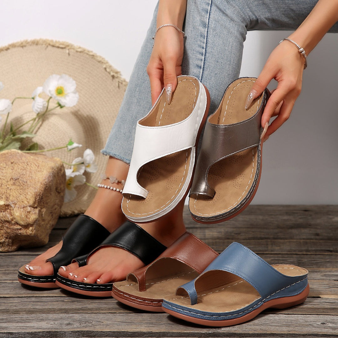 Damen Zehentrenner mit eleganter Metallic-Oberfläche und gepolstertem Fußbett EB