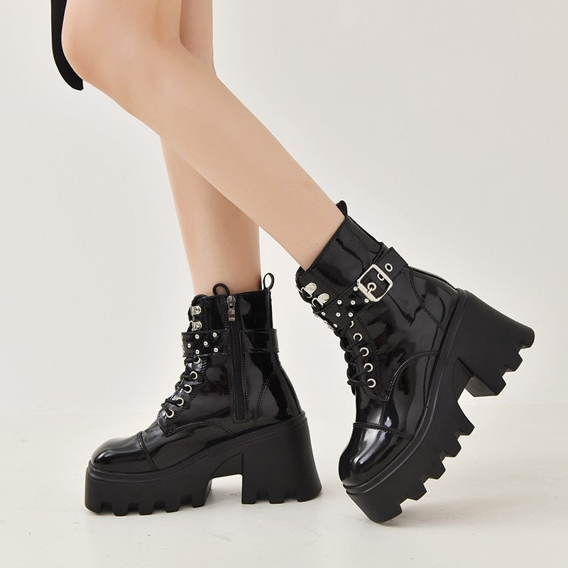 Damen Plateau-Combat-Boots mit Nieten- und Schnallenriemen, hochgeschnittener Schnürung und profilierter Wellenlaufsohle EB