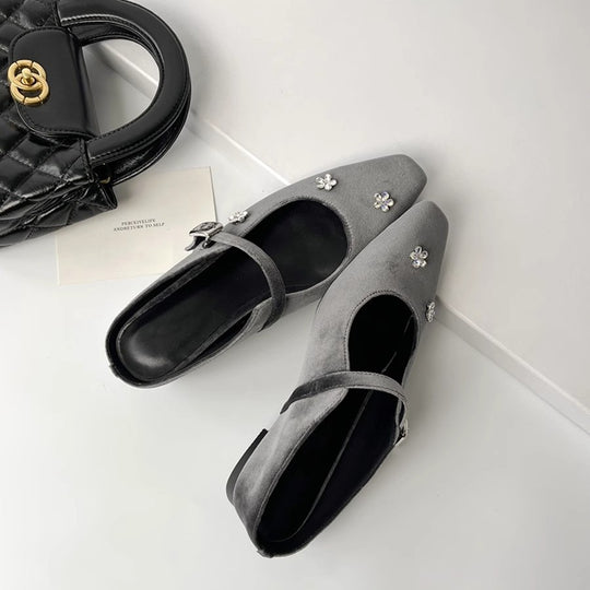 Damen Slingback-Pumps mit glänzendem Obermaterial und floralen Strassakzenten EB