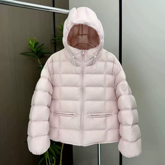 Damen nan kurz geschnittene Thermo-Steppjacke mit Kapuze, Reißverschlusstaschen und elastischen Bündchen EB