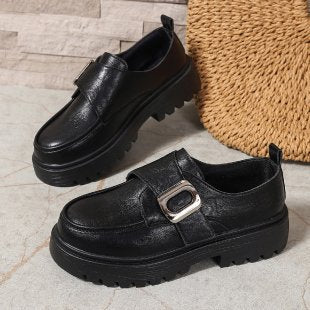 Damen Slipper mit modischem Verschluss und rutschfester Profilsohle EB