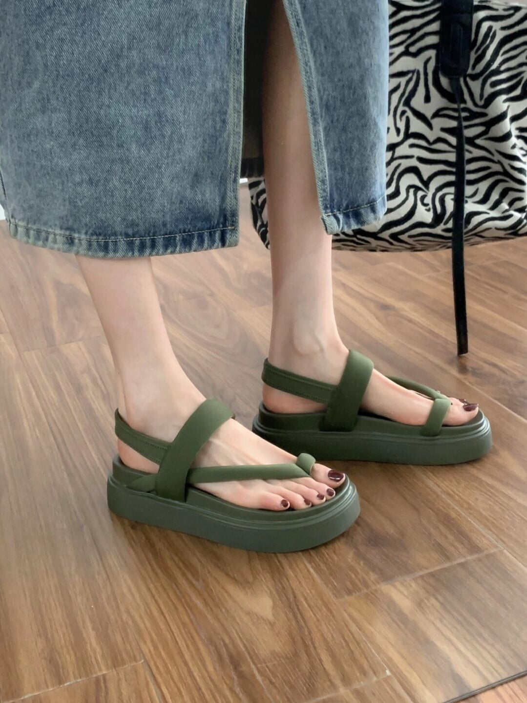 Damen komfortable Sandalen mit doppellagigem Riemendesign und rutschfester Sohle EB