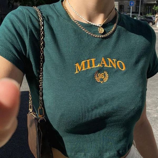 Damen cropped T-Shirt mit gesticktem Schriftzug und rundem Ausschnitt EB