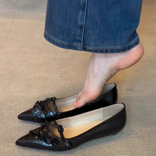 Damen elegante Spitzer Pumps mit Rüschen und dekorativem Riemen EB