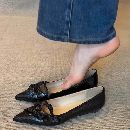Damen elegante Spitzer Pumps mit Rüschen und dekorativem Riemen EB