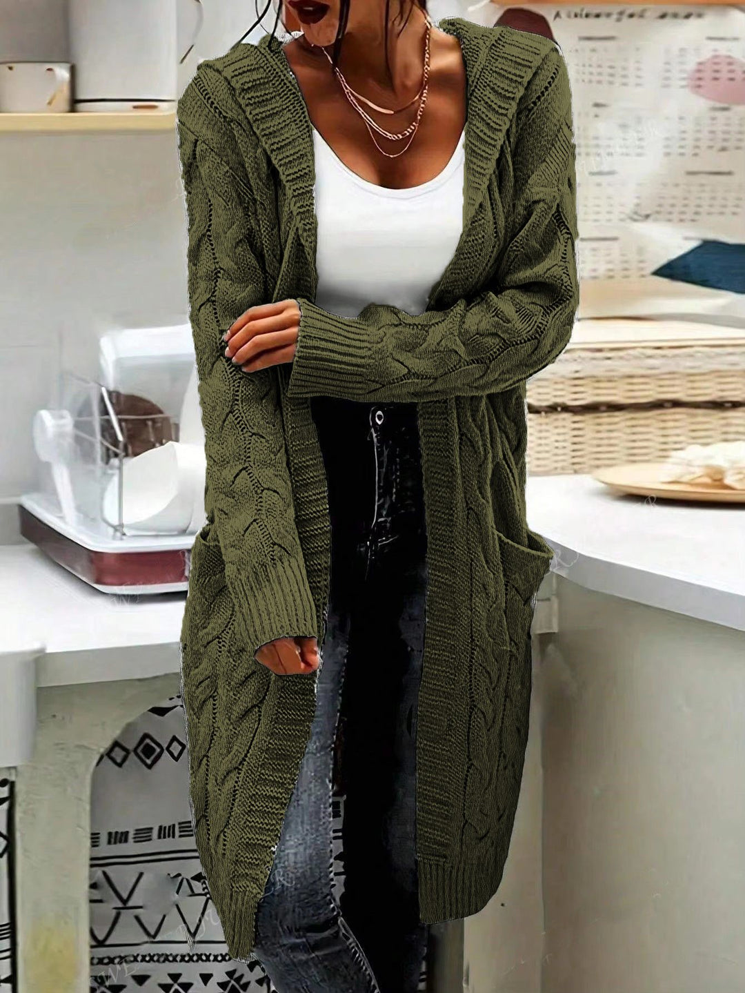 Damen Strickjacke im lässigen Langschnitt mit Zopfmuster und praktischen Taschen EB