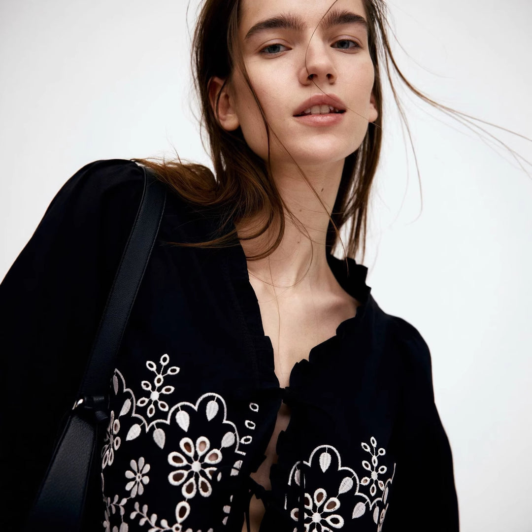 Damen elegante Bluse mit floralen Stickereien und Rüschen EB