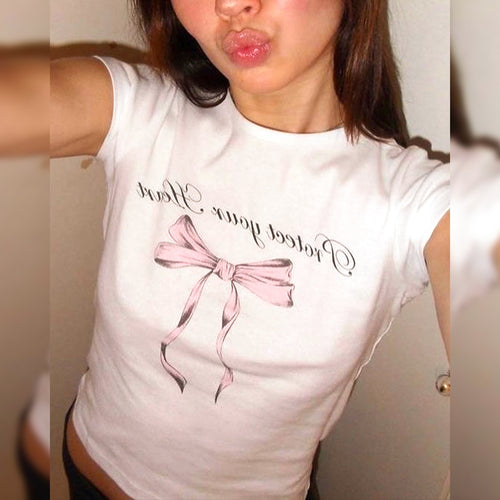 Damen Crop-Top mit kreativem Schleifenmotiv und inspirierendem Schriftzug EB