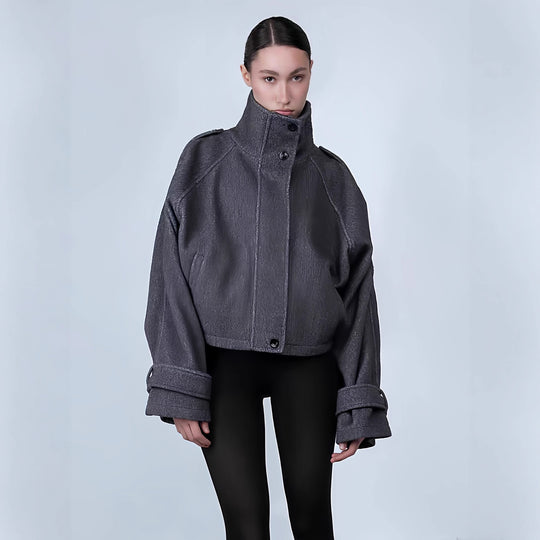 Damen Modische oversized Jacke mit hohem Kragen und dekorativen Knopfdetails EB