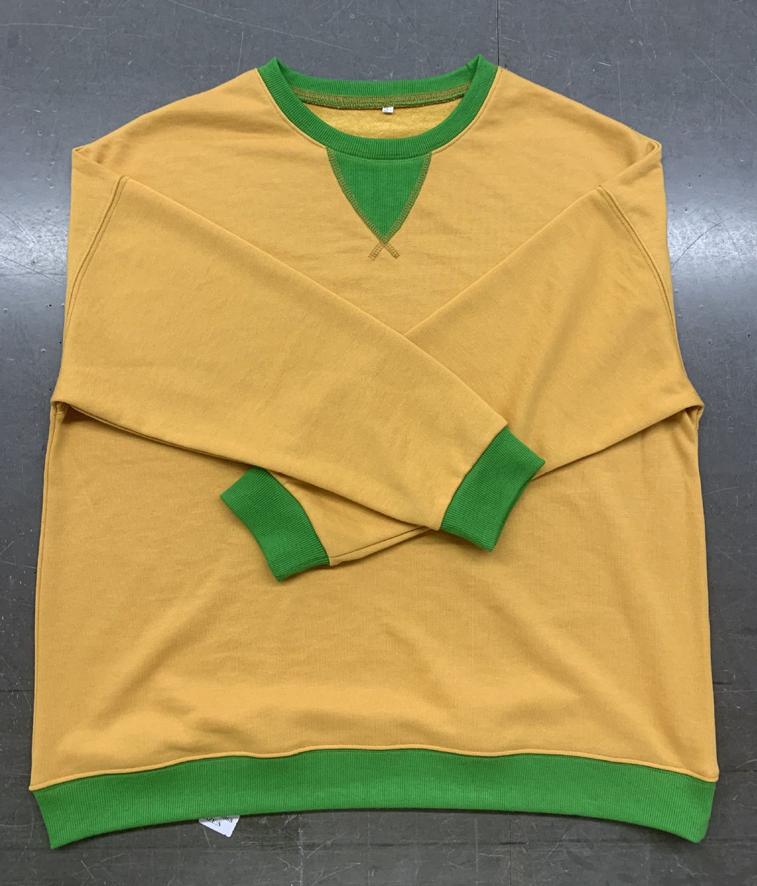 Damen lässiges Sweatshirt mit V-Ausschnitt und Kontrastbündchen EB