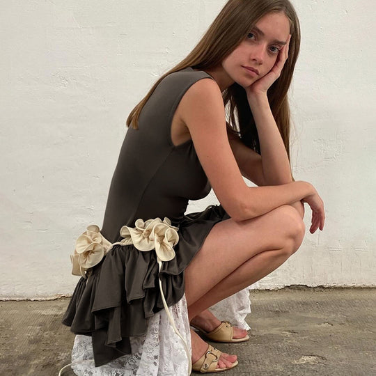 Damen Rüschen-Minikleid mit figurbetontem Oberteil und fließendem Stoff EB