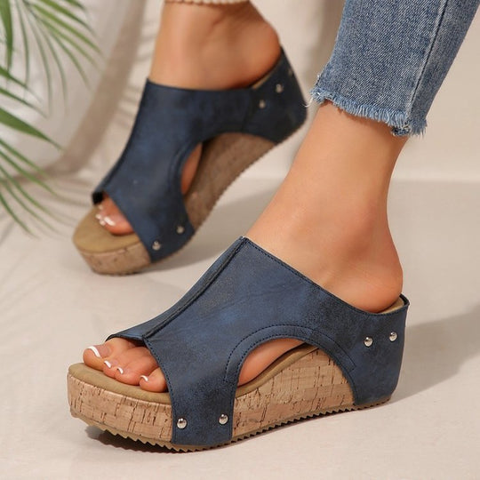 Damen Komfortable Wedge-Sandalen mit modischem Schnitt und eleganten Nieten EB