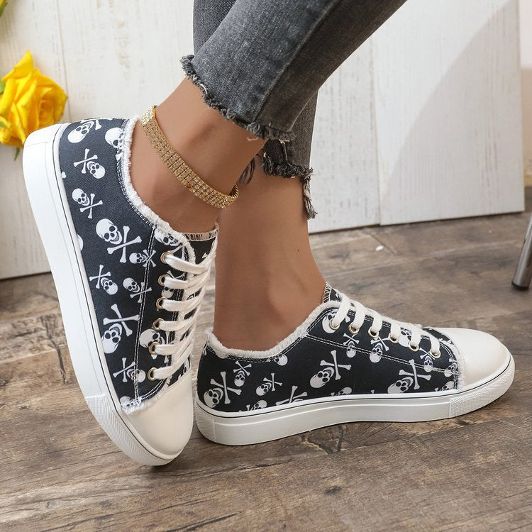 Damen lässiger Plateausneaker mit Totenkopf-Print, fransigem Canvasrand und verstärkter Zehenkappe EB