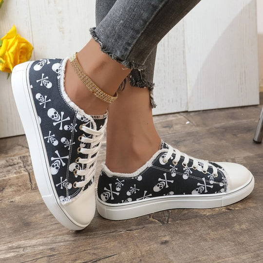Damen lässiger Plateausneaker mit Totenkopf-Print, fransigem Canvasrand und verstärkter Zehenkappe EB