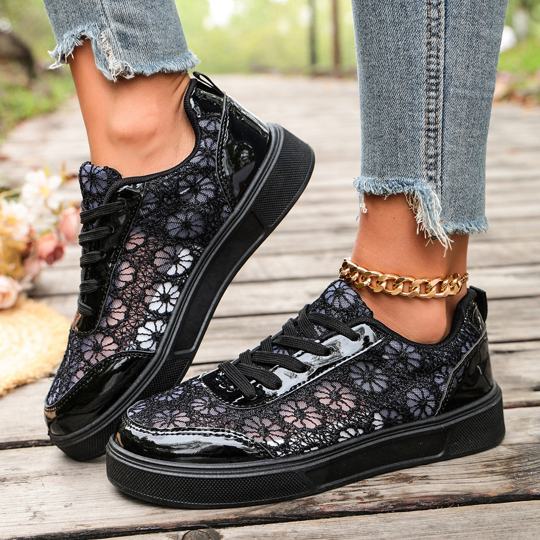 Damen Sneaker mit floralem Spitzen-Design und glänzender Oberflächenstruktur EB