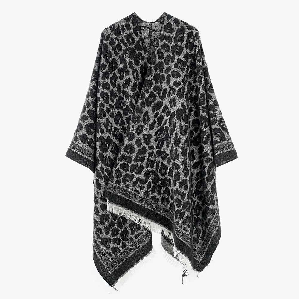 Damen Jacquard-Poncho im Kimono-Schnitt mit Fransensaum und dezentem Animaljacquard EB