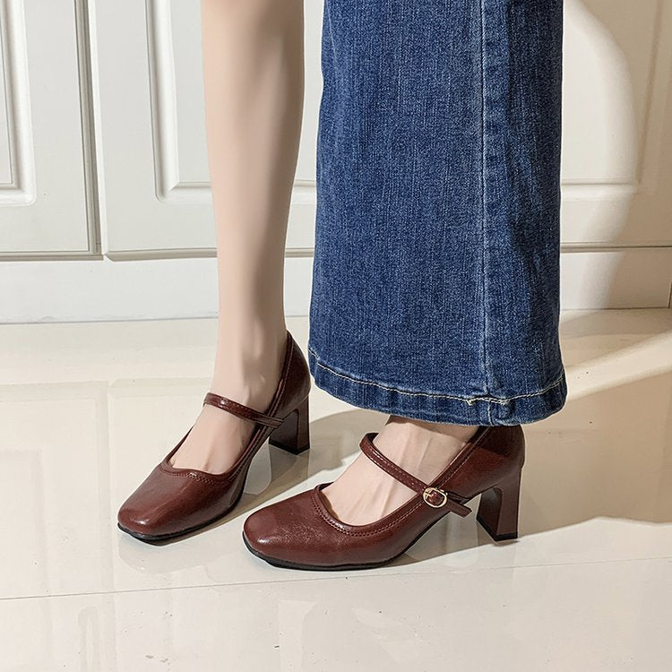 Damen Pumps mit elegantem Absatz und Riemen EB