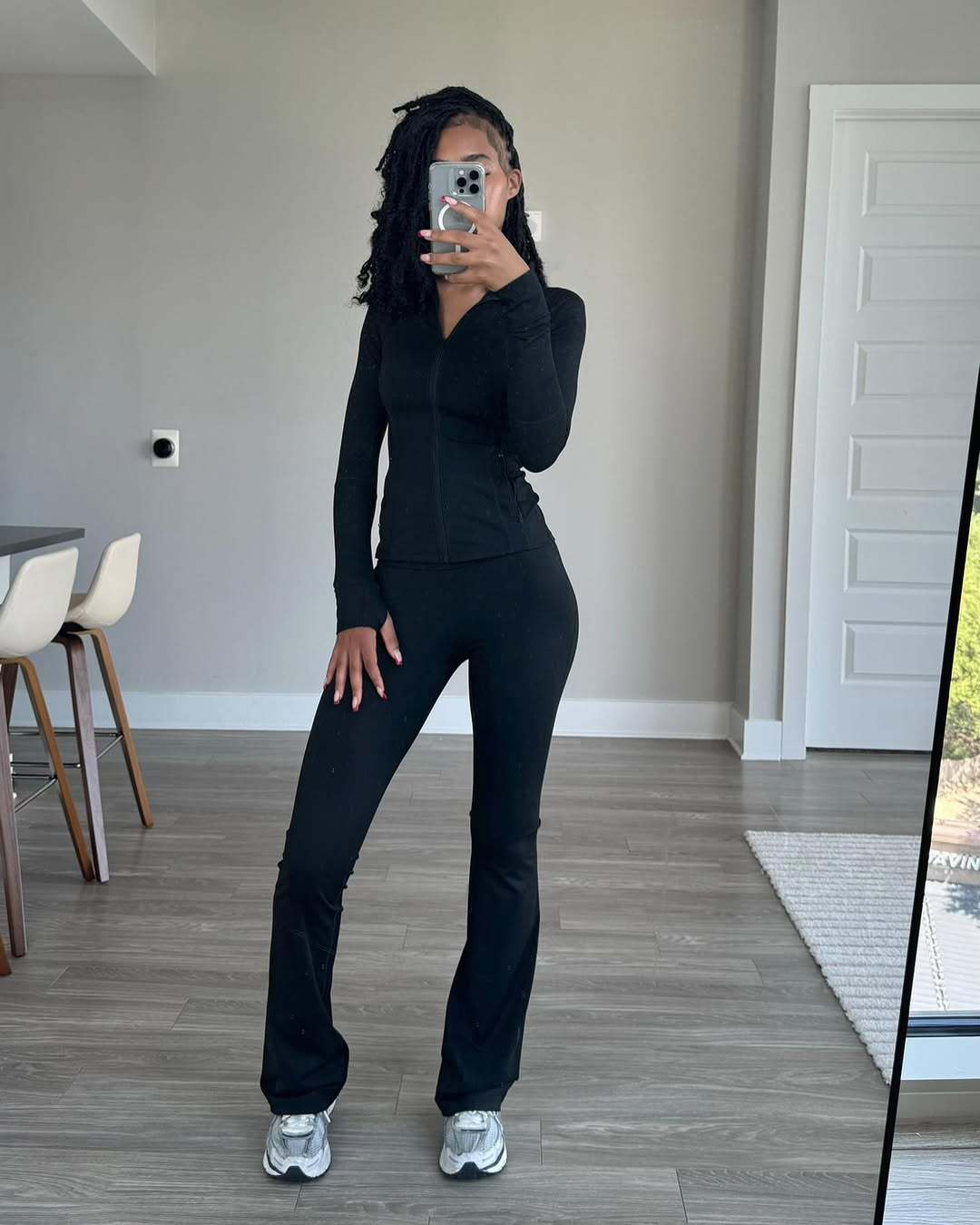 Damen Sportliches Fitness-Outfit mit enganliegendem Langarm-Oberteil und weiten Sporthosen EB