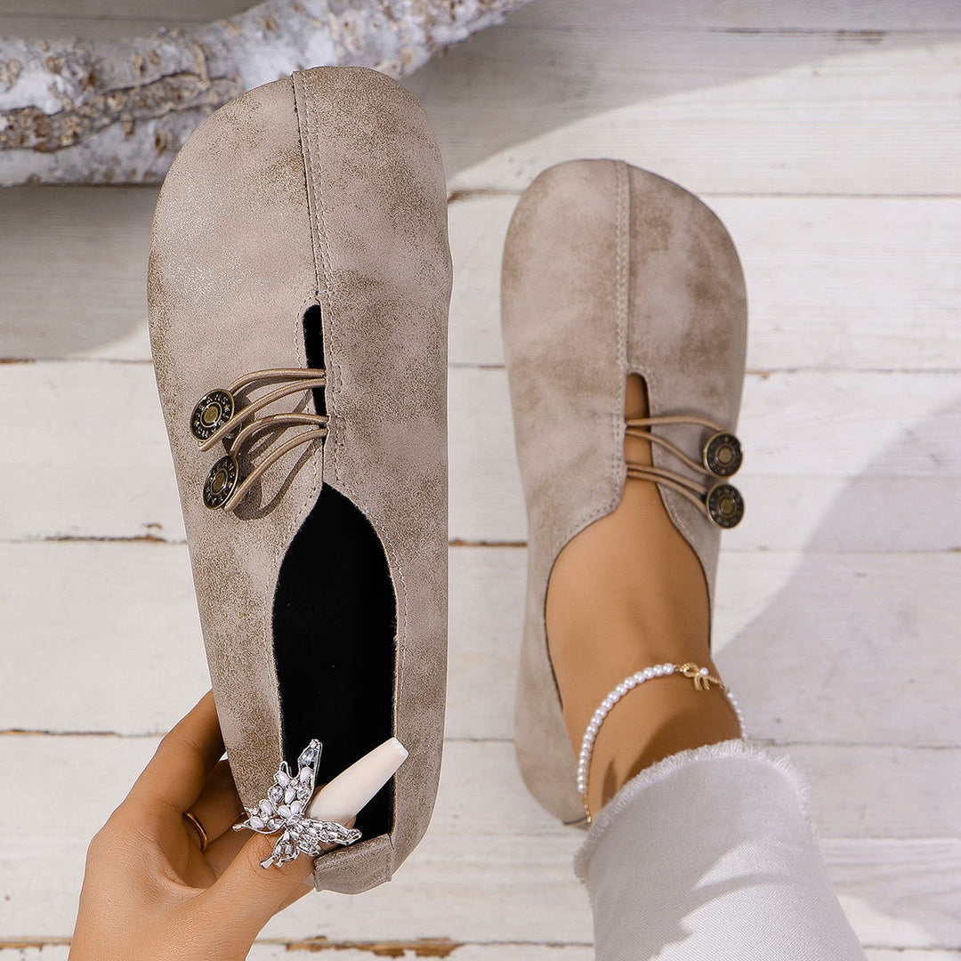 Damen nan weiche vintageinspirierte Ballerina Slipper mit dekorativen Metallknöpfen und elastischer Schnürung EB