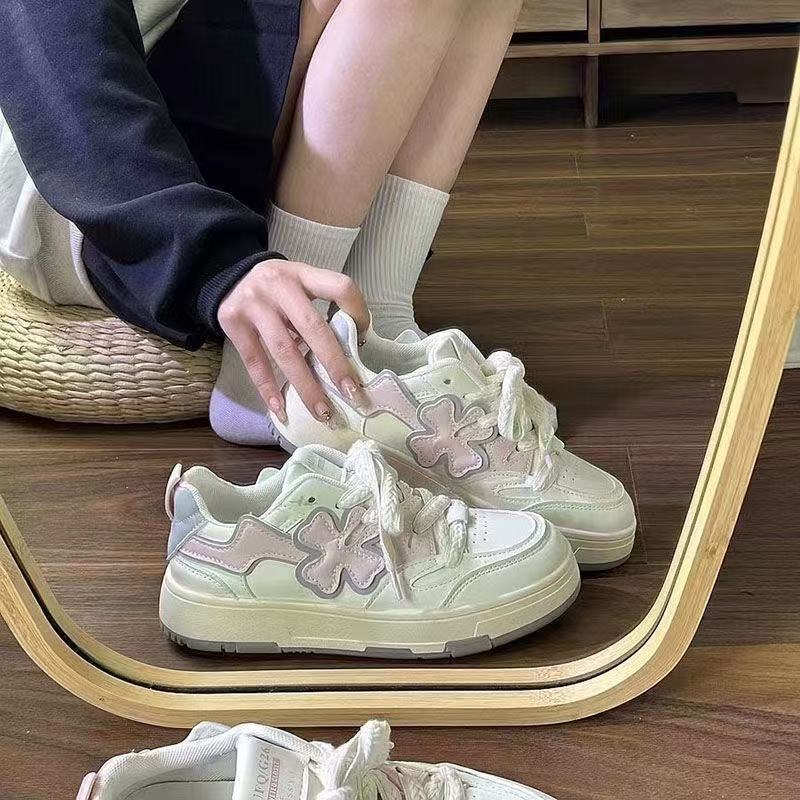 Damen Sneakers mit floralen Applikationen und innovativem Komfortfunktionsdesign EB