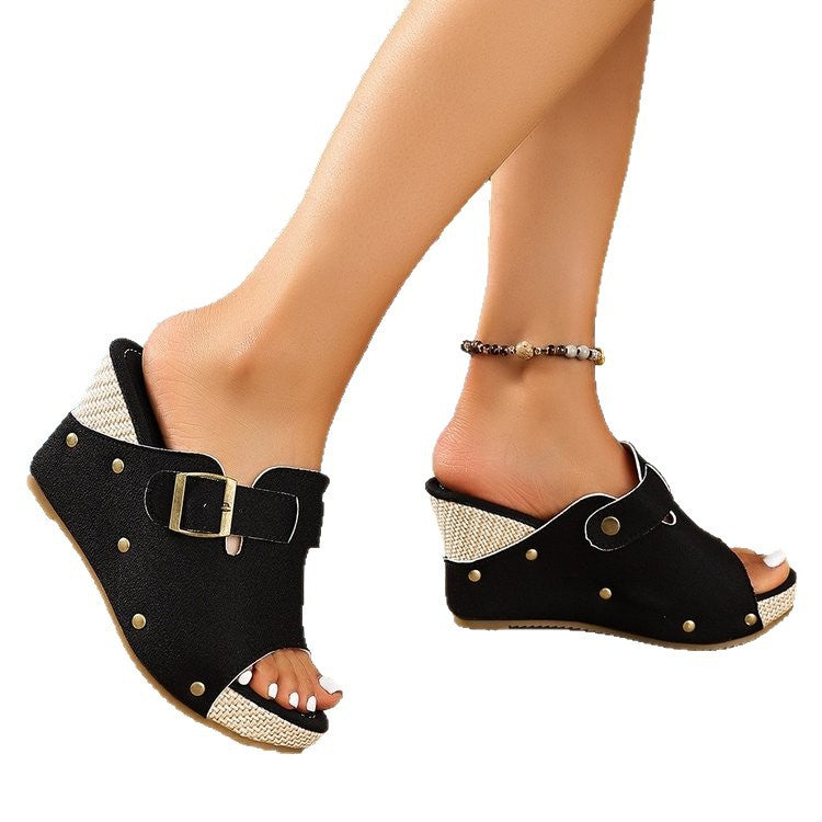 Damen Komfortable Wedge-Pantoletten mit elegantem Riemen und modischen Nieten EB