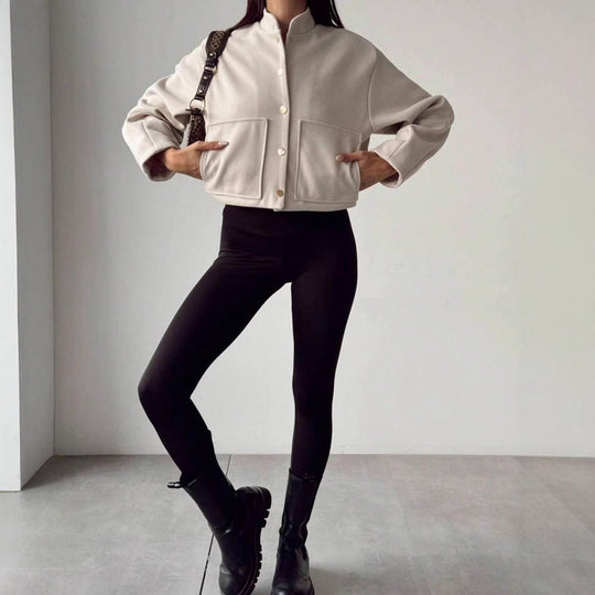 Damen modische kurz geschnittene Jacke mit praktischen Taschen EB