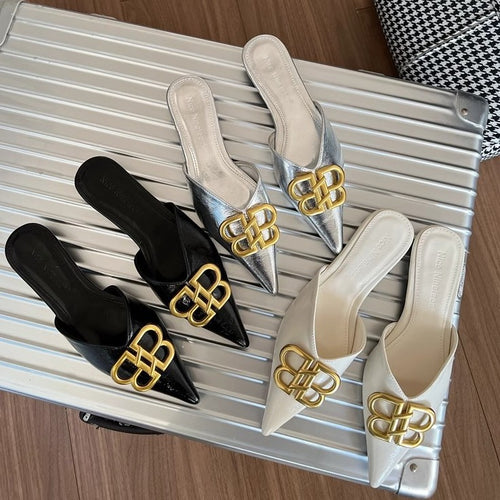 Damen Elegante Mules mit spitzem Zehenbereich und dekorativem Schnallen-Detail EB
