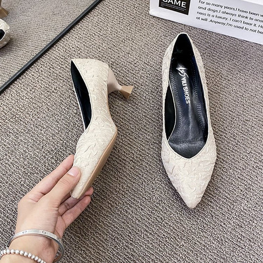 Damen elegante Spitzenpumps mit strukturiertem Obermaterial und dekorativem Blockabsatz EB