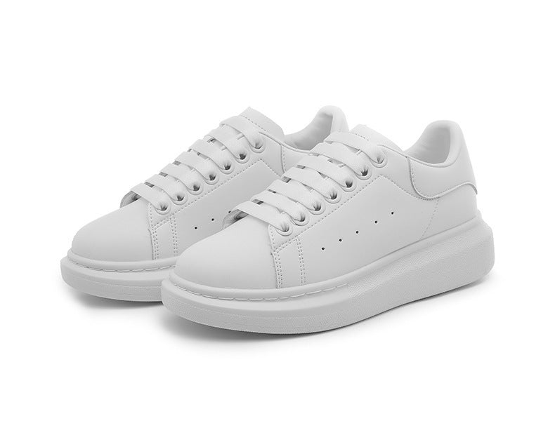 Unisex minimalistische Plateausneaker aus glattem Kunstleder mit gepolstertem Fersenkragen und dämpfender Leichtsohle EB
