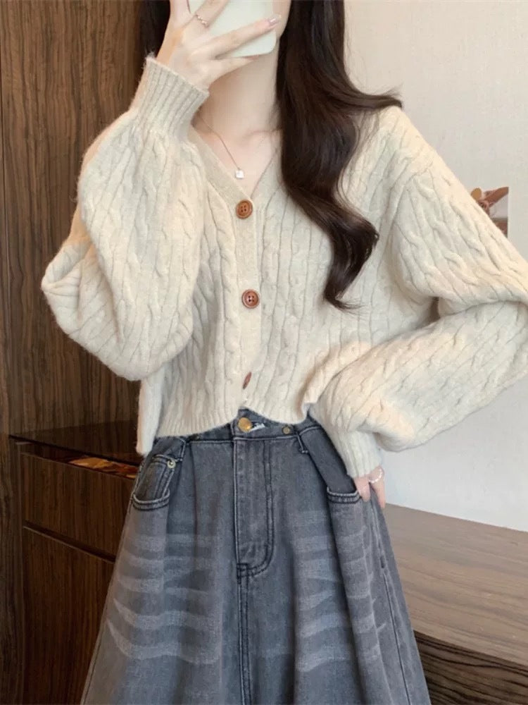 Damen Modischer kurz geschnittener Strick-Cardigan mit Zopfmuster und Knopfdetail EB