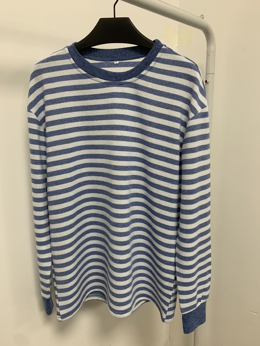 Damen bequemes Langarmshirt mit gestreiftem Design und Rundhalsausschnitt EB