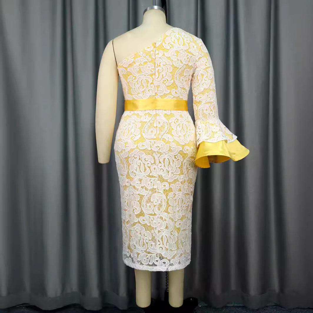 Damen Spitzenkleid mit asymmetrischem Schnitt und eleganten Volantärmeln EB