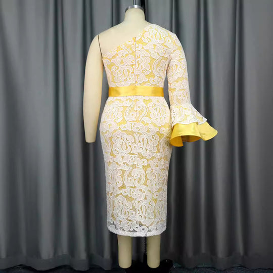 Damen Spitzenkleid mit asymmetrischem Schnitt und eleganten Volantärmeln EB