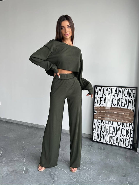 Damen Cropped Oversized-Sweatshirt mit Overlocknähten und High-Waist ausgestellter Hose Set Eichborn Berlin