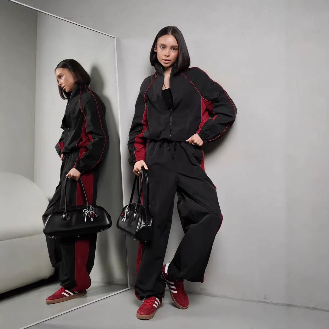 Damen sportlich-elegantes Trackset mit Stehkragen, Reißverschlussjacke und weitem Seitenstreifen-Hose Eichborn Berlin