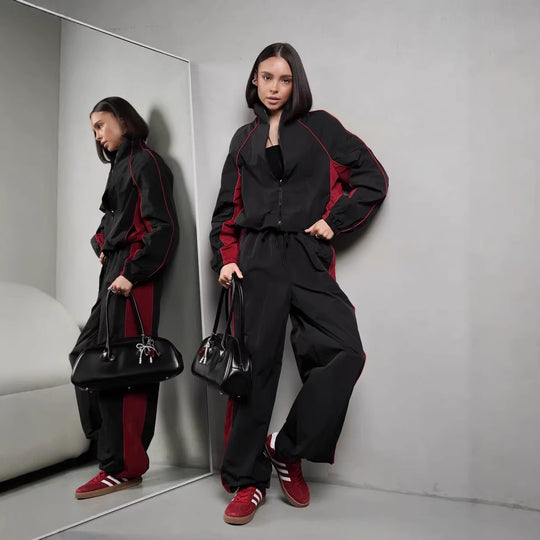 Damen sportlich-elegantes Trackset mit Stehkragen, Reißverschlussjacke und weitem Seitenstreifen-Hose Eichborn Berlin