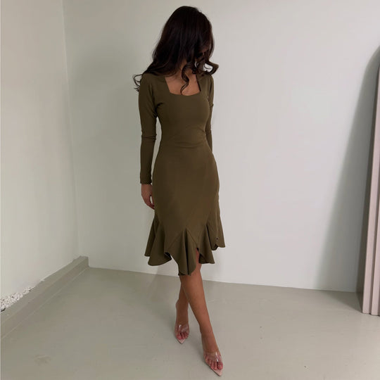 Damen Kleid mit raffiniertem Schnitt EB