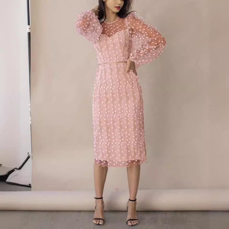 Damen Kleid mit transparenten Puffärmeln und floralem Stickdesign EB