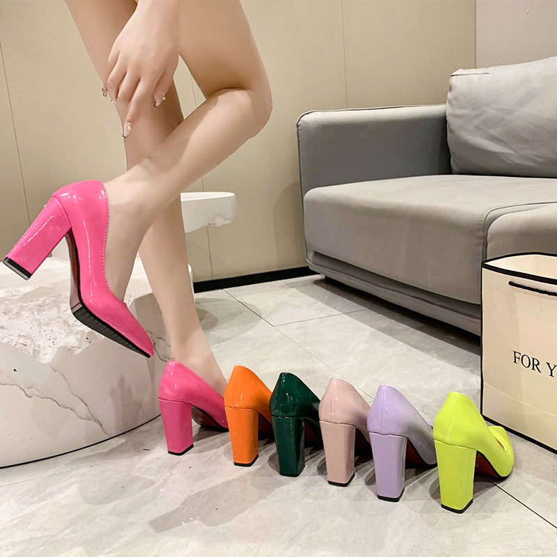 Damen Spitzen Pumps mit bequemem Blockabsatz und glänzendem Finish EB